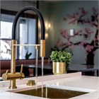 Смеситель для кухни Omoikiri Kanto                                                    
                            4994014 цвет светлое золото, гибкий съемный шланг черный 4994014